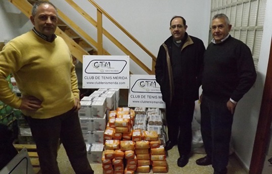 El Club de Tenis Mérida entrega más de 200 kilos de alimentos a Cáritas