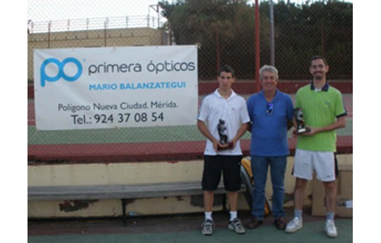 Alejandro García vence en la final de la III Liga de Tenis de Mérida Primera Ópticos Mario Balanzategui