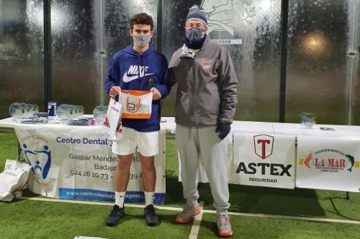 Carlos Alcalde se proclama vencedor del Torneo Federado de tenis de Navidad