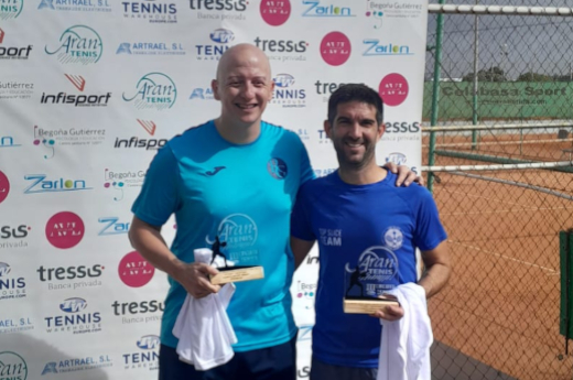 Manuel Castillo vence en el Torneo Tennis Warehouse de Sevilla
